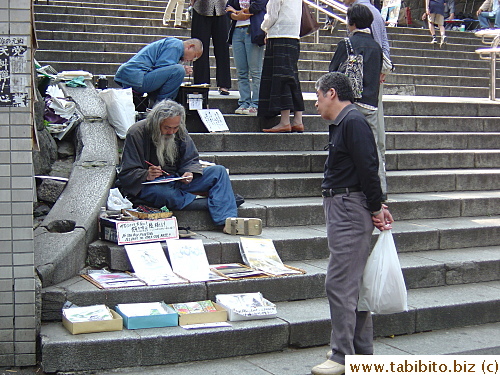 An artist full of character. Take a note of his wooden sandal too