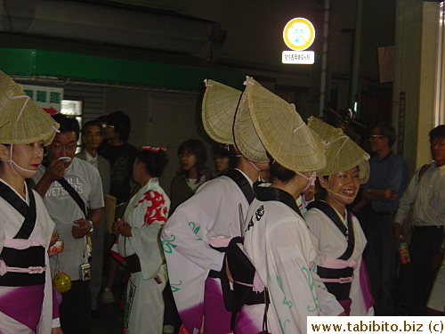Having a chat while waiting for the parade to start