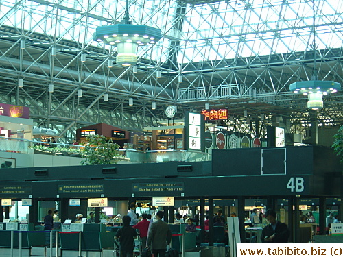 The food court above the check-in counters have some delicious-looking food such as Hong Kong food, Taiwan local dishes and the all-too-familiar and attractive beef noodles.  Too bad we didn't have time to try any