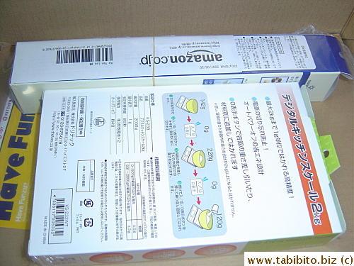 The silicon mat and scale were securely held down on a piece of cardboard by vacuum-sealed plastic, a very good packaging feature of Amazon