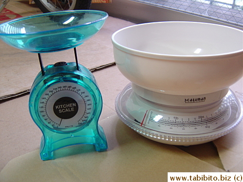 My old scales that have gone to Scale Heaven.  The left one cost 85cents from a dollar shop, the right one was free by using stamps I collected from a supermarket.  Both crappy and very hard to measure out things