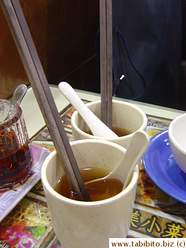 People usually rinse their chopsticks in the tea