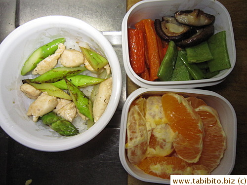 Stirfried chicken with asparagus, roasted carrots, beans and mushrooms, orange