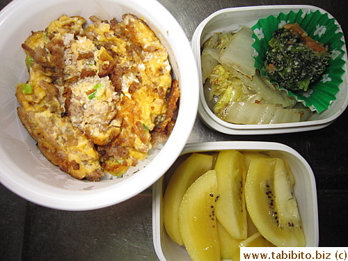 Minced pork omelet, stirfried Chinese cabbage, frozen cooked spinach, kiwi