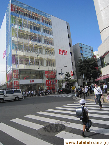 Primary school kid crosses the road