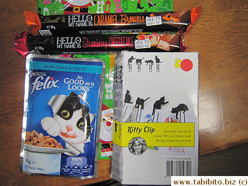 Since Efoo only likes dry food, MT and BC helped finish the cat food